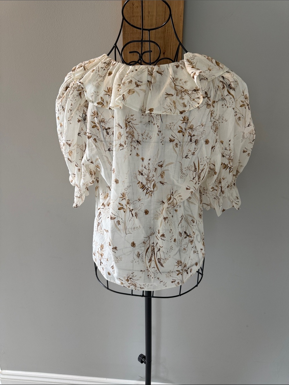 Women's Cream Floral Ruffle V-Neck Blouse, XS, NWT - Picture 7 of 9